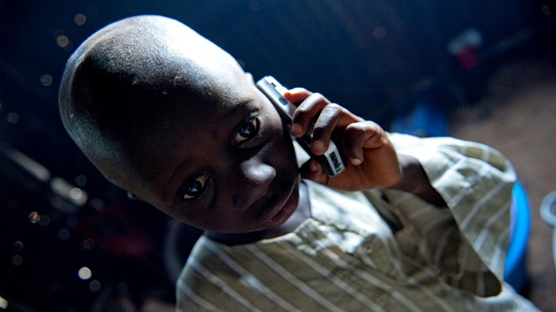 En images : Assurer le suivi des indicateurs de bien-être en Afrique grâce à la téléphone mobile