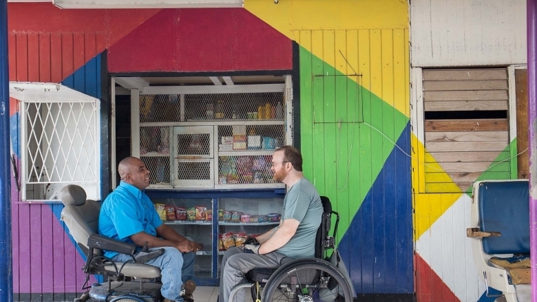 Quand un vidéaste se rend en Jamaïque en chaise roulante