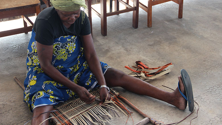 L’artisanat local fournit des revenus aux populations riveraines de ces aires protégées, et particulièrement aux femmes. Photo: Odilia Hebga/Banque mondiale