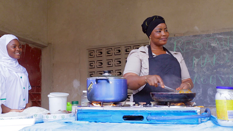 Au Togo, une formation en entrepreneuriat axée sur les compétences psychologiques fait décoller les revenus de petites entreprises