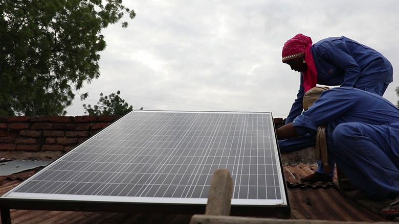 Adouia, mère de huit enfants et à la tête d’une entreprise d’installation de panneaux solaires