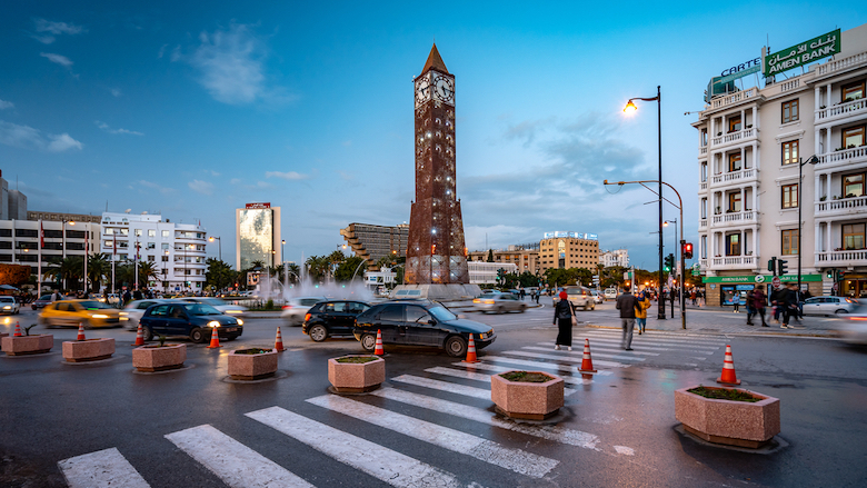 Des voitures encerclent un rond-point sur l'avenue Habib Bourguiba en Tunisie.