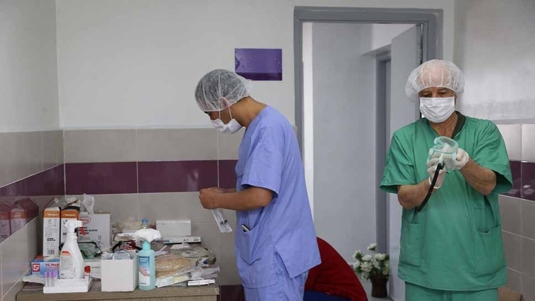 Les travailleurs de la santé désinfectent l'équipement dans un hôpital au Maroc.