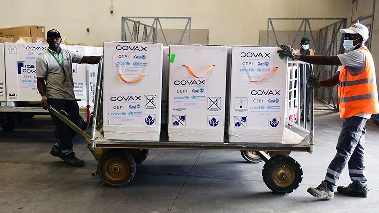 Près de 355,000 doses de vaccin contre la COVID-19 expédiées par  l&#39;intermédiaire du mécanisme COVAX sont arrivées au Niger