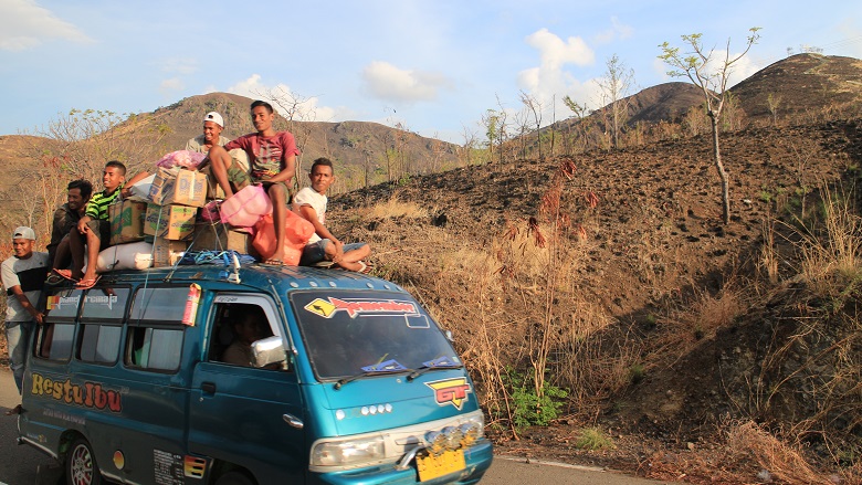 Jeunes hommes voyageant sur le toit d'une camionnette en Indonésie. © Jerry Kurniawan/Banque mondiale