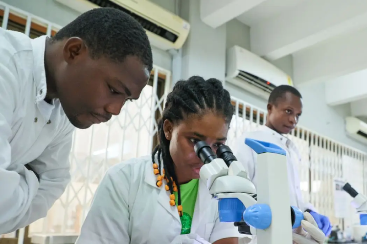 Afrique : les Centres d’excellence innovent et transforment l’emploi depuis 10 ans